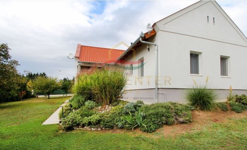 (AAA) Exklusives Einfamilienhaus in ruhiger Lage - naturnah mit teilweisem Balatonblick (33288)