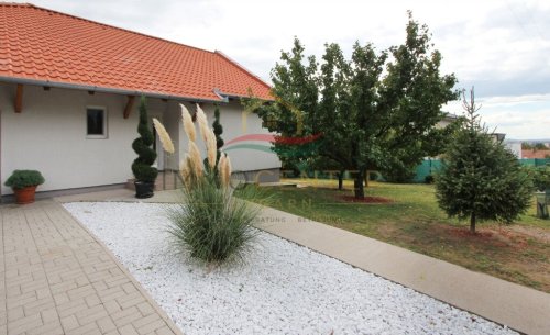 (AAA) Exklusives Einfamilienhaus in ruhiger Lage - naturnah mit teilweisem Balatonblick (33288)