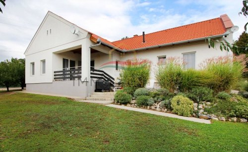 (AAA) Exklusives Einfamilienhaus in ruhiger Lage - naturnah mit teilweisem Balatonblick (33288)