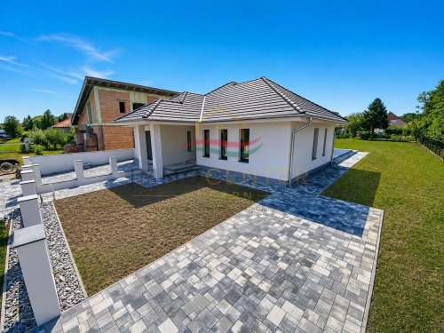 (AAA) Erstbezug: Neubau mit pflegleichtem Grundstück in guter Lage (FAR9282)