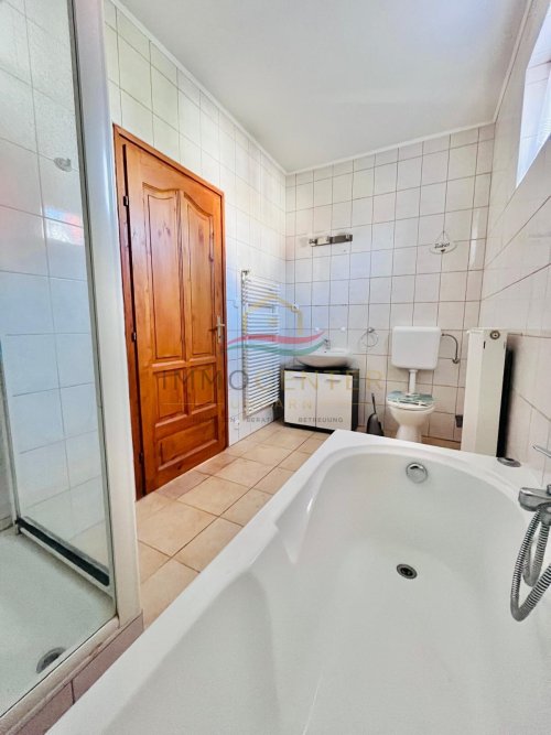(AAA) Geräumiges Mehrgenerationenhaus in ruhiger Sackgasse (PB4749)