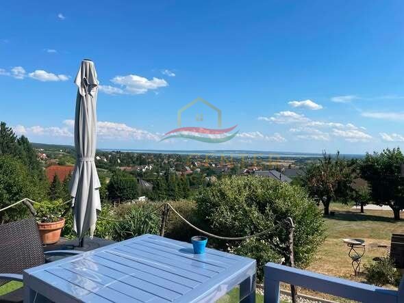 (AAA) Gemütliches Reetdachhaus mit Weitblick oberhalb vom Balaton