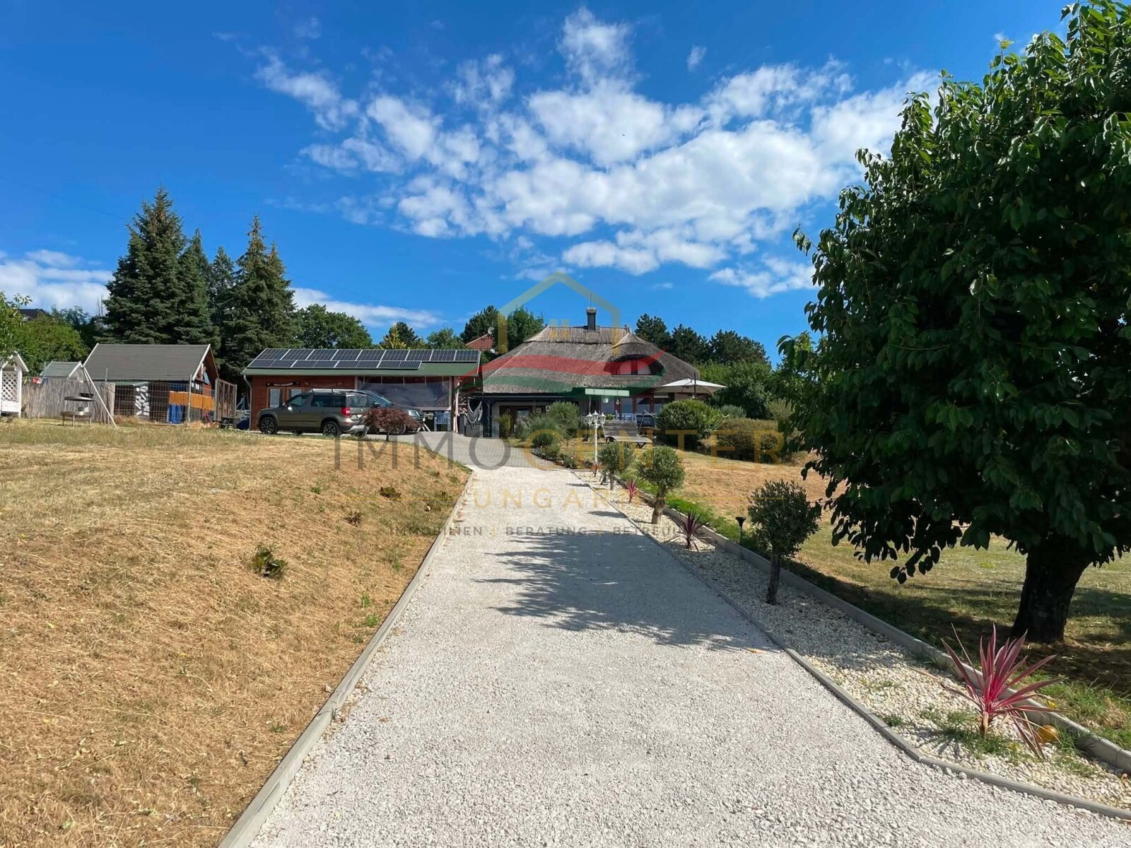 (AAA) Gemütliches Reetdachhaus mit Weitblick oberhalb vom Balaton