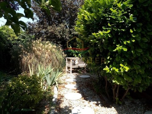 (BAA) Modernes Zuhause mit mediterranem Garten bei Győr (Lux007)