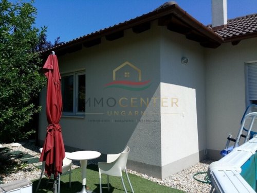 (BAA) Modernes Zuhause mit mediterranem Garten bei Győr (Lux007)