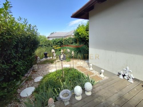 (BAA) Modernes Zuhause mit mediterranem Garten bei Győr (Lux007)