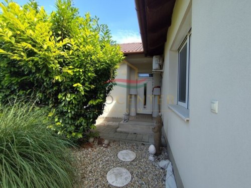 (BAA) Modernes Zuhause mit mediterranem Garten bei Győr (Lux007)