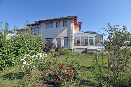 (BAA) Neuwertiges Haus mit schönem Ausblick, nah der Stadt und dem Thermalbad (FER0727)