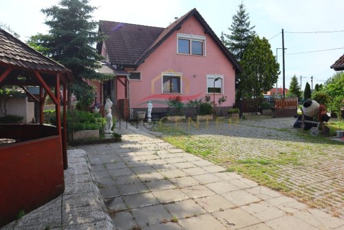 Familienhaus mit Wintergarten, Gästehaus, Pool &amp; Sauna – bei Győr, in Gönyű! (Lux018)