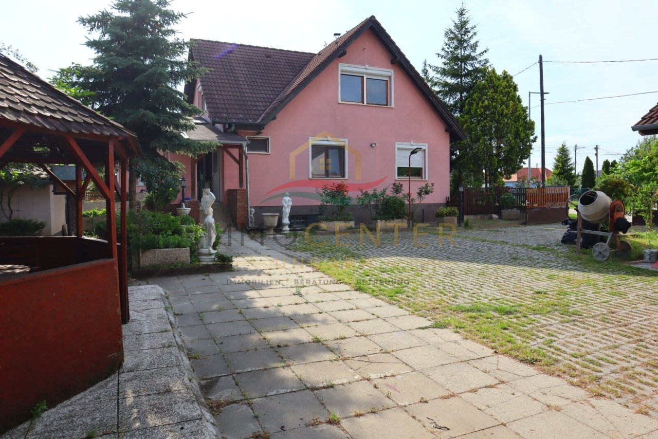 Familienhaus mit Wintergarten, Gästehaus, Pool &amp; Sauna – bei Győr, in Gönyű! (Lux018)