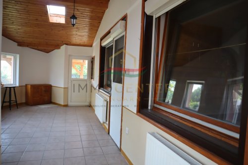 Familienhaus mit Wintergarten, Gästehaus, Pool &amp; Sauna – bei Győr, in Gönyű! (Lux018)