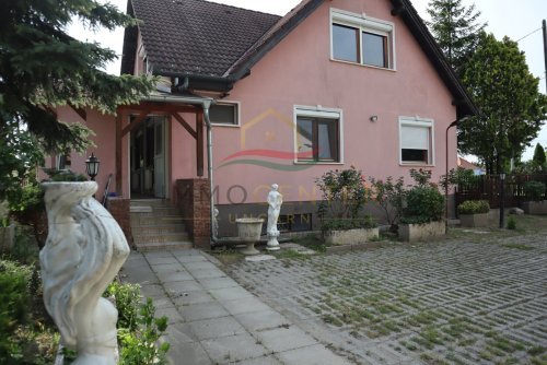 Familienhaus mit Wintergarten, Gästehaus, Pool &amp; Sauna – bei Győr, in Gönyű! (Lux018)