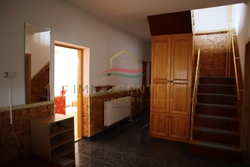 Familienhaus mit Wintergarten, Gästehaus, Pool &amp; Sauna – bei Győr, in Gönyű! (Lux018)