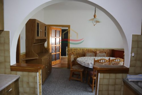 Familienhaus mit Wintergarten, Gästehaus, Pool &amp; Sauna – bei Győr, in Gönyű! (Lux018)
