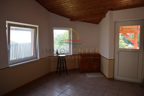 Familienhaus mit Wintergarten, Gästehaus, Pool &amp; Sauna – bei Győr, in Gönyű! (Lux018)