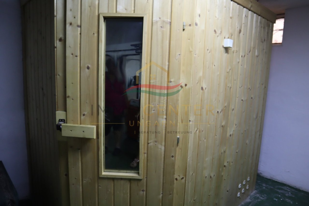 Familienhaus mit Wintergarten, Gästehaus, Pool &amp; Sauna – bei Győr, in Gönyű! (Lux018)