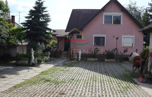 Familienhaus mit Wintergarten, Gästehaus, Pool &amp; Sauna – bei Győr, in Gönyű! (Lux018)