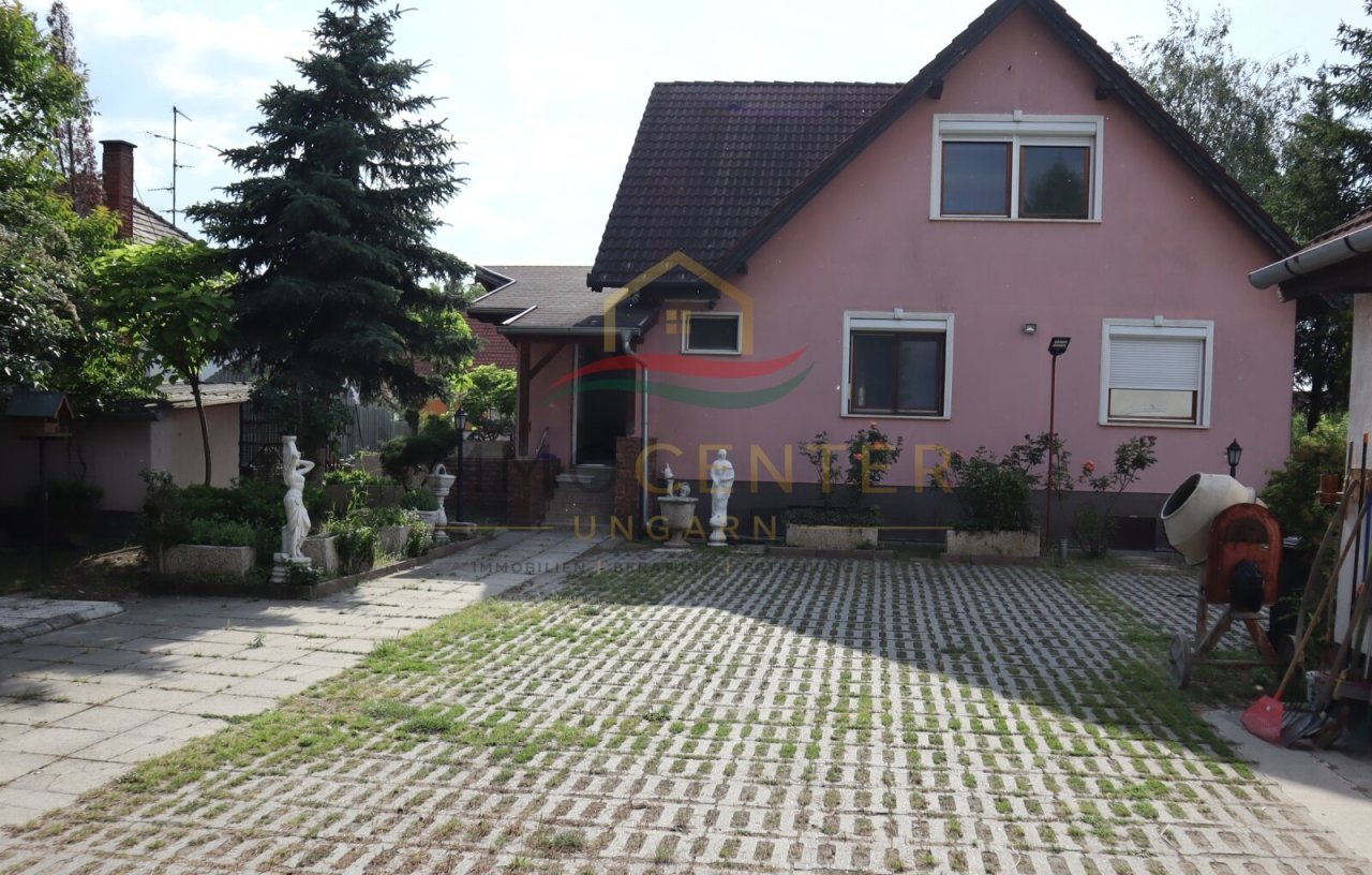 Familienhaus mit Wintergarten, Gästehaus, Pool &amp; Sauna – bei Győr, in Gönyű! (Lux018)