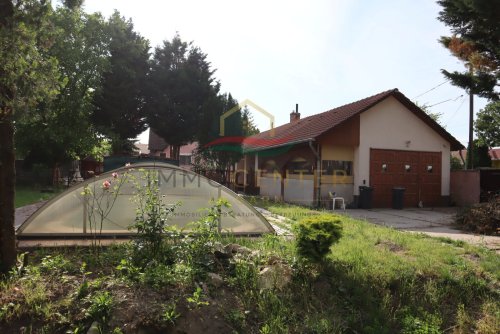 Familienhaus mit Wintergarten, Gästehaus, Pool &amp; Sauna – bei Győr, in Gönyű! (Lux018)
