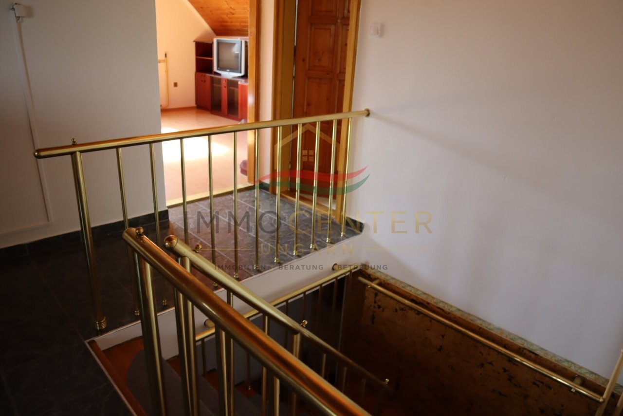 Familienhaus mit Wintergarten, Gästehaus, Pool &amp; Sauna – bei Győr, in Gönyű! (Lux018)
