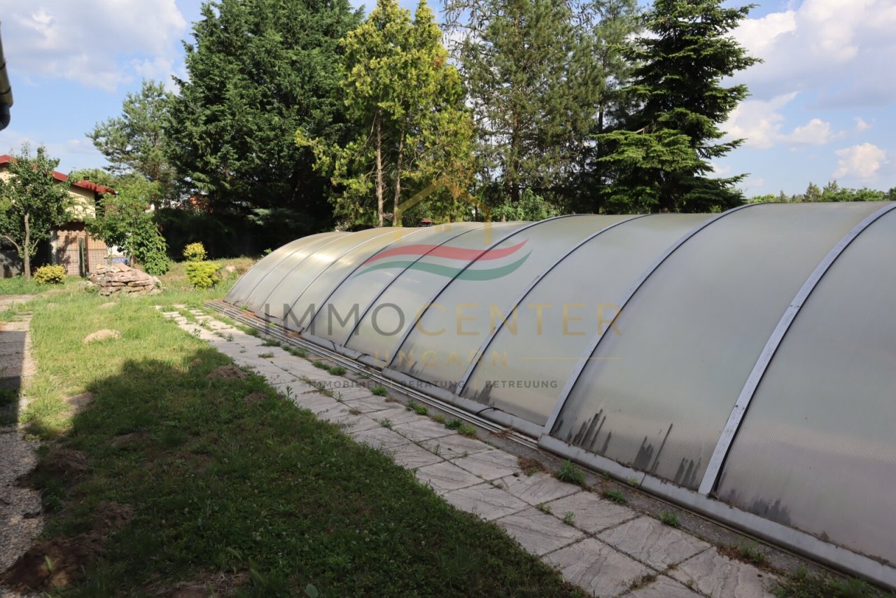 Familienhaus mit Wintergarten, Gästehaus, Pool &amp; Sauna – bei Győr, in Gönyű! (Lux018)