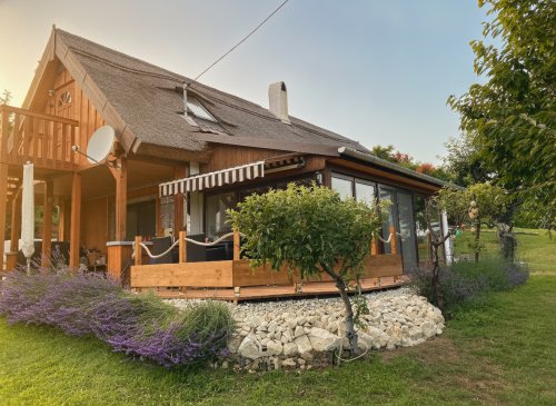 (AAA) Romantisches Reetdachhaus mit Balaton-Panorama (CM185-6)