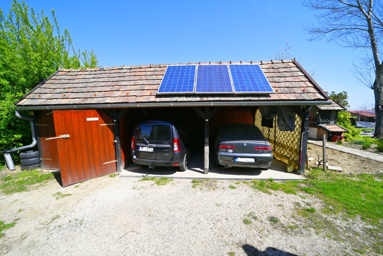 (BAB) Wunderschönes ungarisches Landhaus mit großem Grundstück und Pferdeboxen (HCM307-5) — Dupla garázs és fészer