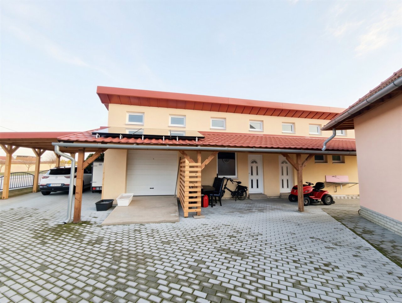 (AAA) Neuwertiges Landhaus im Bungalowstil mit Gästeappartment und Pool (CM064-5)