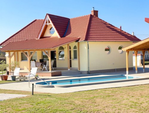 (AAA) Neuwertiges Landhaus im Bungalowstil mit Gästeappartment und Pool (CM064-5)