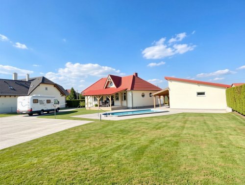 (AAA) Neuwertiges Landhaus im Bungalowstil mit Gästeappartment und Pool (CM064-5)