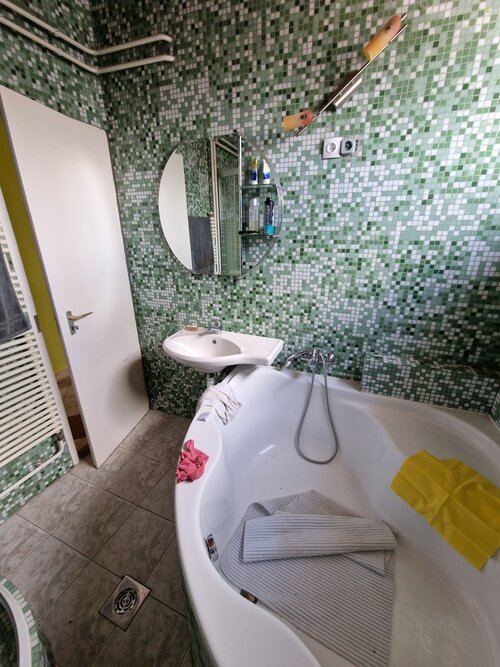 (BCA) Großes, grundsolides Haus, unterkellert, viel Platz und günstig! (HCM341-5) — Badezimmer Oben