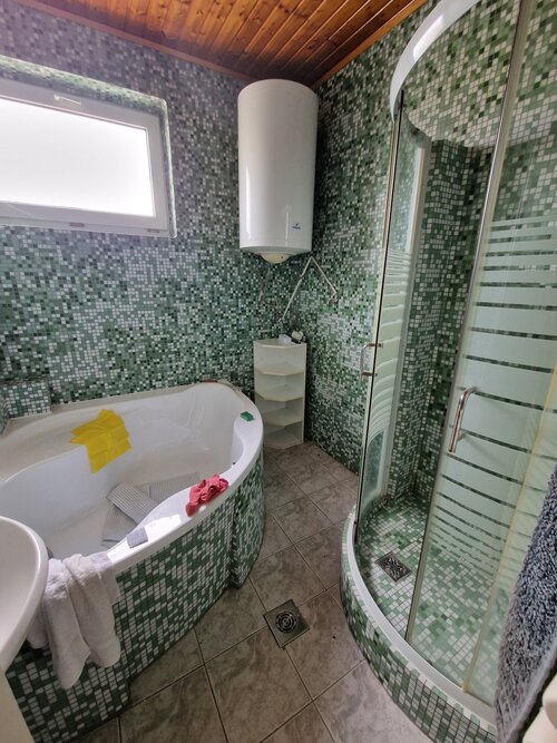 (BCA) Großes, grundsolides Haus, unterkellert, viel Platz und günstig! (HCM341-5) — Badezimmer Oben