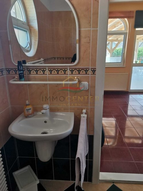 (AAA) Neuwertiges Landhaus im Bungalowstil mit Gästeappartment und Pool (CM064-5)